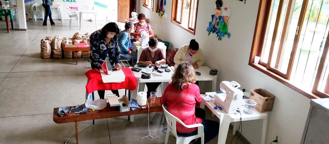 Máscaras são produzidas por servidores dos projetos Semear e Conviver